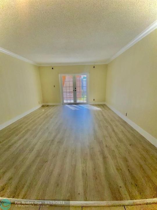 For Sale: $270,000 (2 beds, 1 baths, 920 Square Feet)