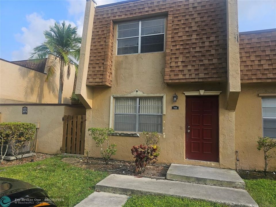 For Rent: $2,850 (4 beds, 3 baths, 1696 Square Feet)