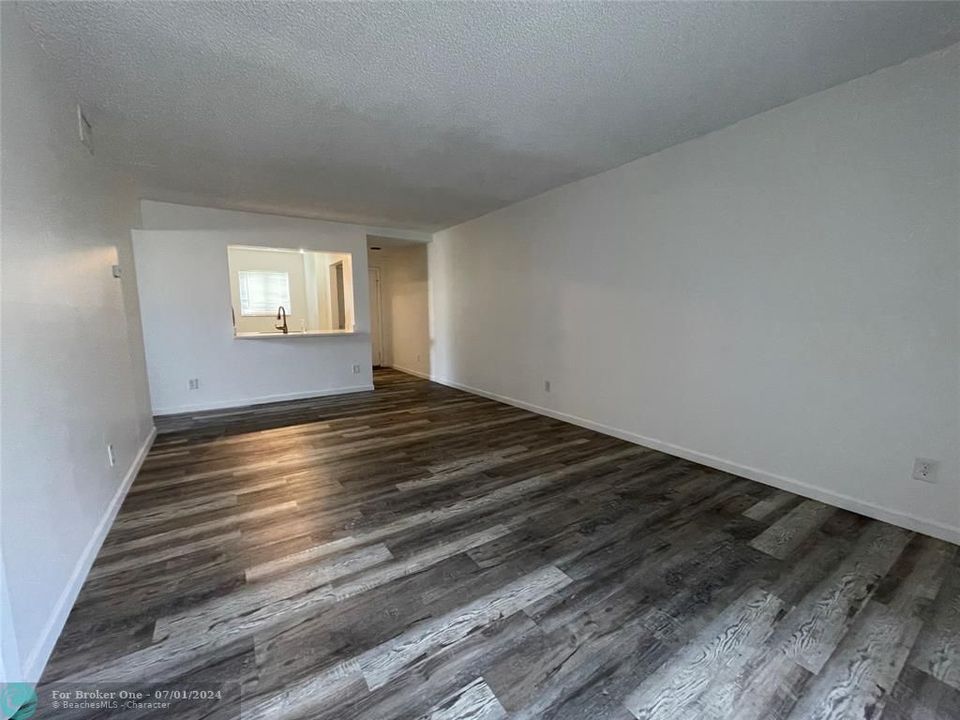 For Sale: $239,500 (2 beds, 2 baths, 825 Square Feet)