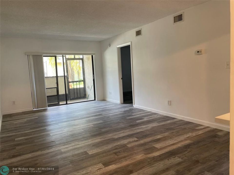 For Sale: $239,500 (2 beds, 2 baths, 825 Square Feet)