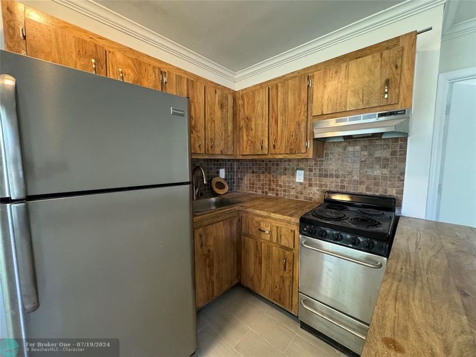Active With Contract: $158,000 (1 beds, 1 baths, 427 Square Feet)