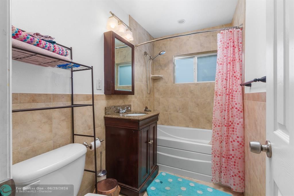 Под контрактом: $400,000 (3 спален, 2 ванн, 1250 Квадратных фут)