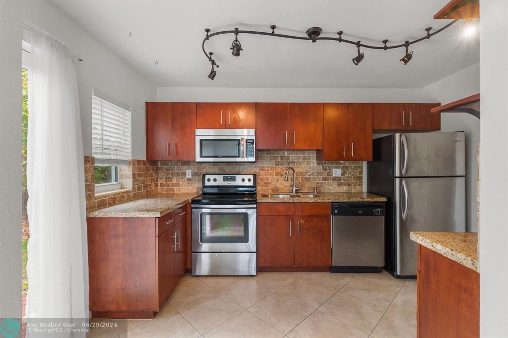 Active With Contract: $400,000 (3 beds, 2 baths, 1250 Square Feet)