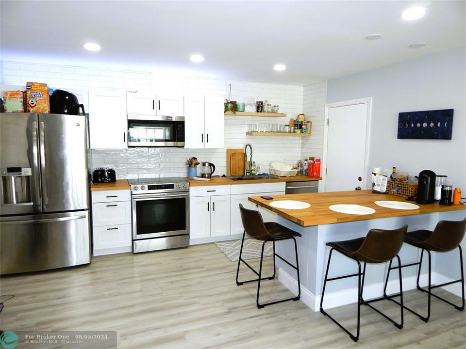 For Sale: $299,000 (2 beds, 1 baths, 950 Square Feet)