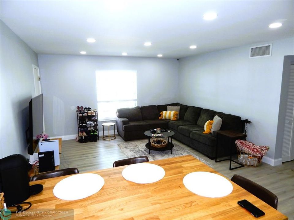 For Sale: $299,000 (2 beds, 1 baths, 950 Square Feet)