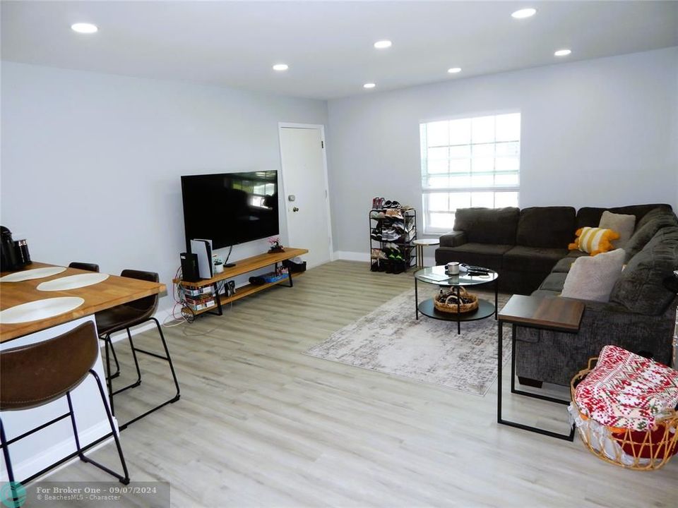 For Sale: $299,000 (2 beds, 1 baths, 950 Square Feet)