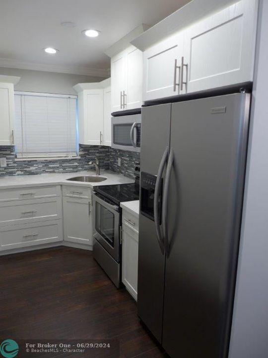 Active With Contract: $229,000 (1 beds, 1 baths, 560 Square Feet)