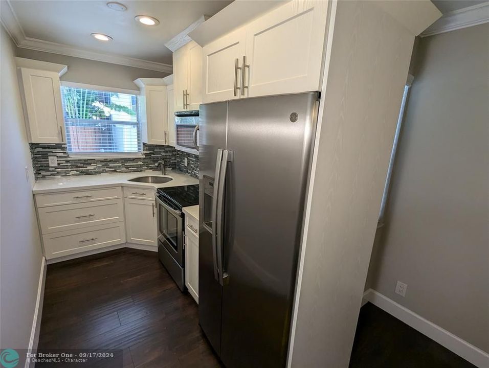 For Sale: $229,000 (1 beds, 1 baths, 560 Square Feet)