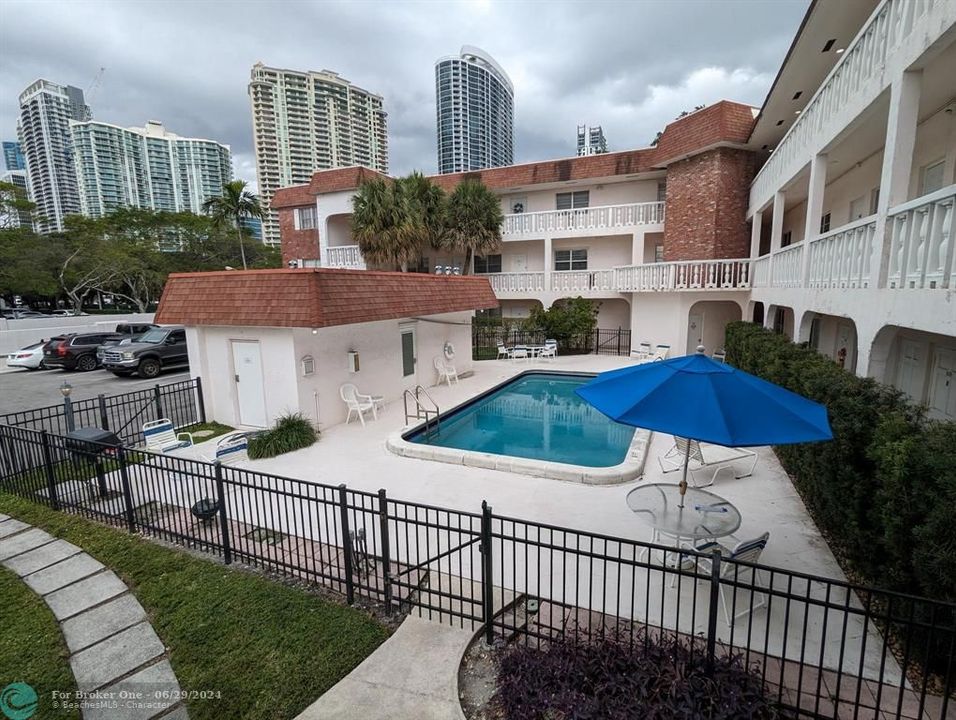 Active With Contract: $229,000 (1 beds, 1 baths, 560 Square Feet)