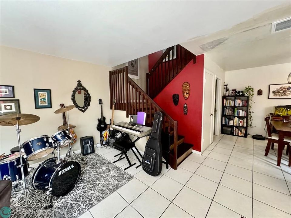 Active With Contract: $425,000 (3 beds, 2 baths, 1264 Square Feet)