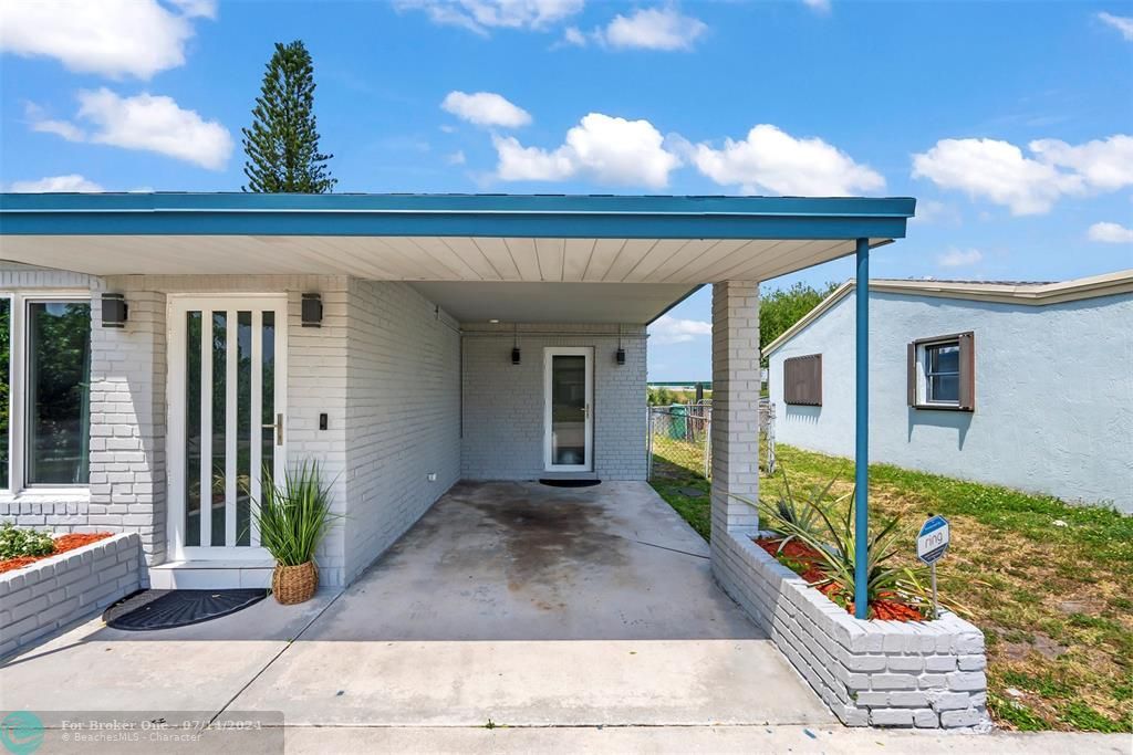Active With Contract: $489,900 (3 beds, 2 baths, 1352 Square Feet)