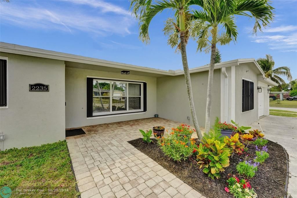Active With Contract: $600,000 (4 beds, 2 baths, 1622 Square Feet)