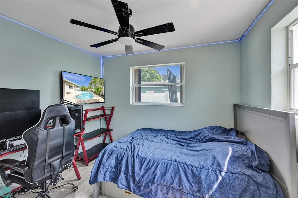 Active With Contract: $600,000 (4 beds, 2 baths, 1622 Square Feet)