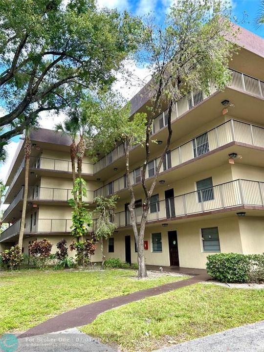Active With Contract: $1,850 (2 beds, 2 baths, 1056 Square Feet)
