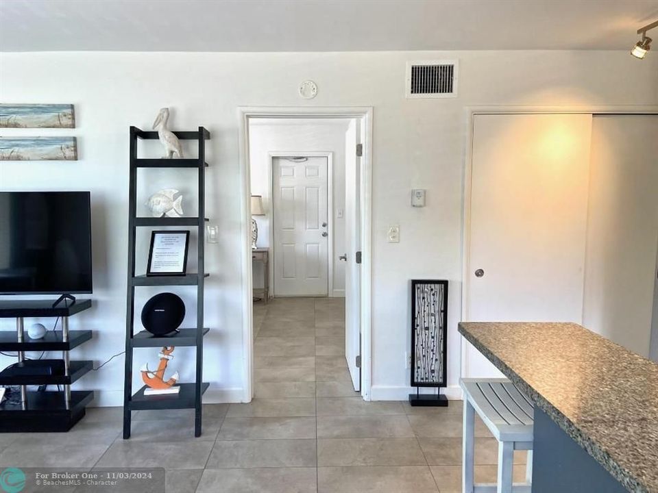 For Sale: $1,900 (1 beds, 1 baths, 572 Square Feet)