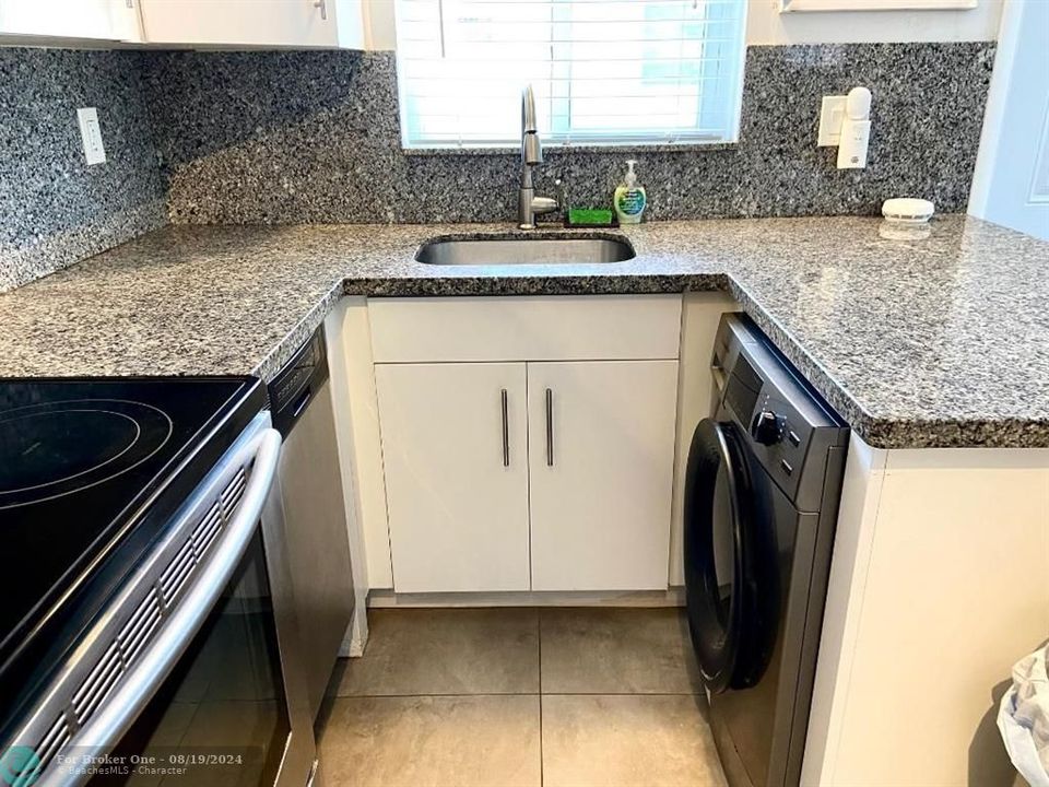 For Sale: $1,900 (1 beds, 1 baths, 572 Square Feet)