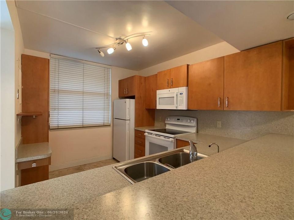 For Rent: $2,500 (2 beds, 2 baths, 1385 Square Feet)
