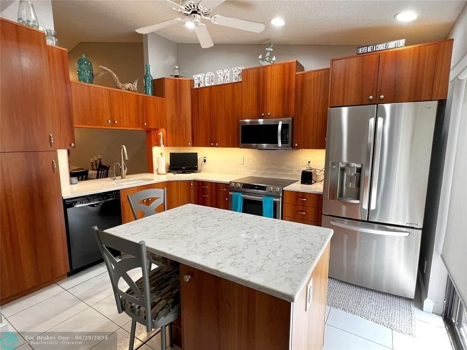 For Sale: $369,000 (2 beds, 2 baths, 1439 Square Feet)