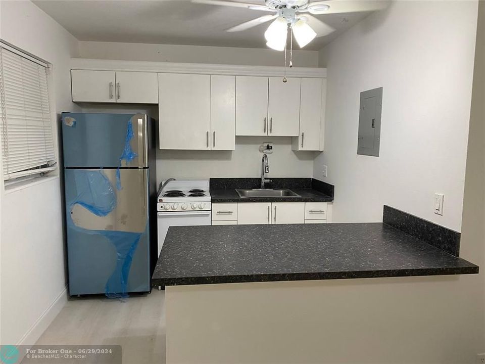 For Sale: $1,900 (2 beds, 1 baths, 700 Square Feet)