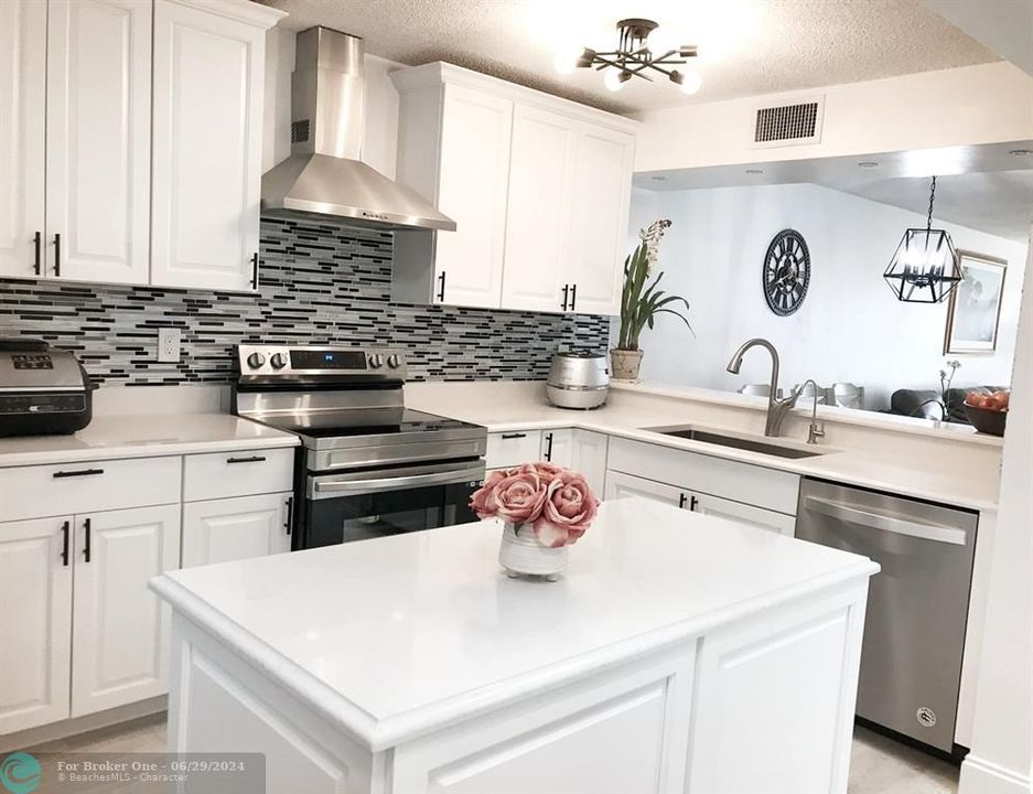 For Sale: $264,900 (2 beds, 2 baths, 1090 Square Feet)