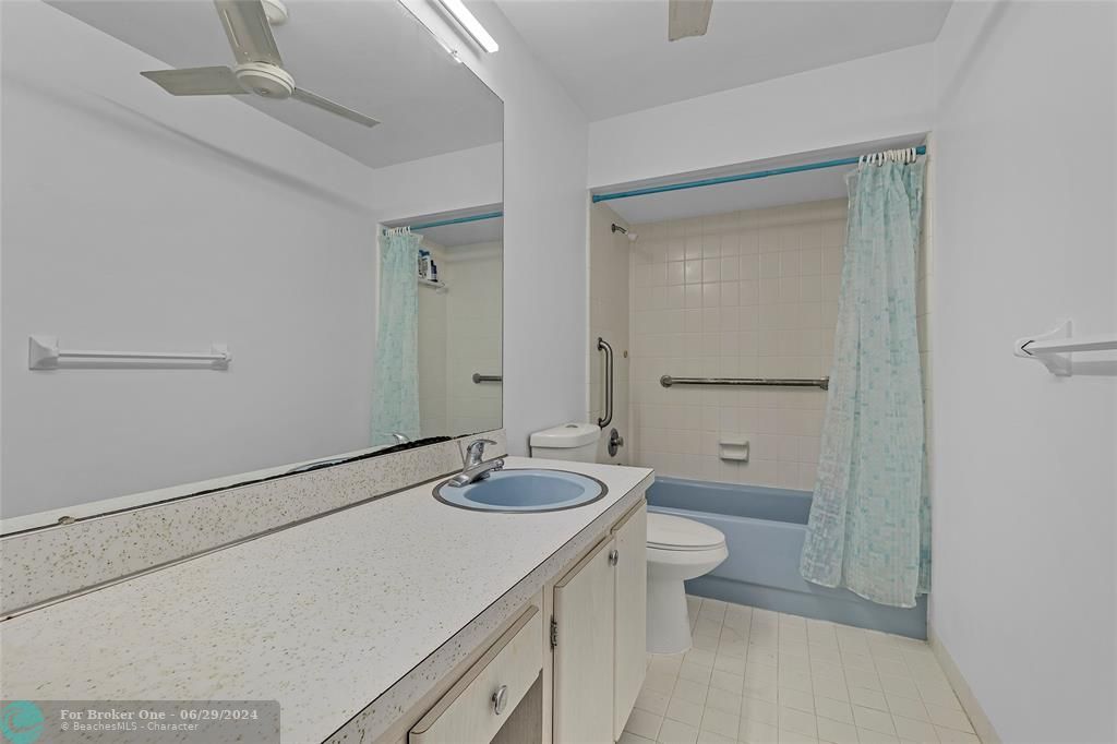 For Sale: $249,000 (1 beds, 1 baths, 600 Square Feet)