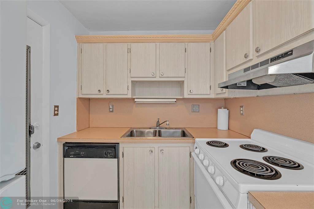 For Sale: $249,000 (1 beds, 1 baths, 600 Square Feet)