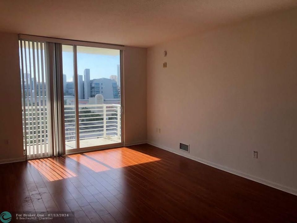 For Rent: $2,300 (1 beds, 1 baths, 752 Square Feet)
