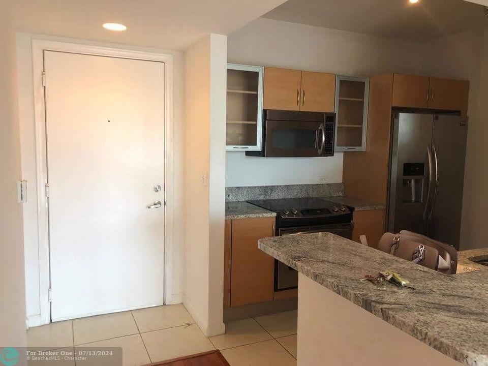 For Rent: $2,300 (1 beds, 1 baths, 752 Square Feet)
