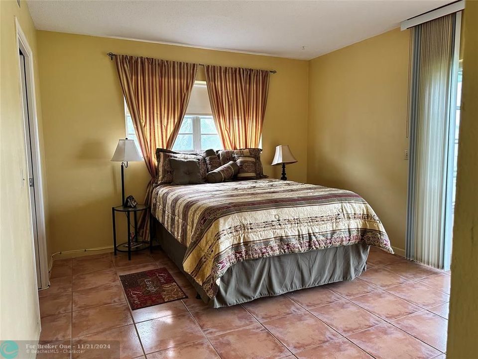 For Sale: $90,000 (1 beds, 1 baths, 706 Square Feet)