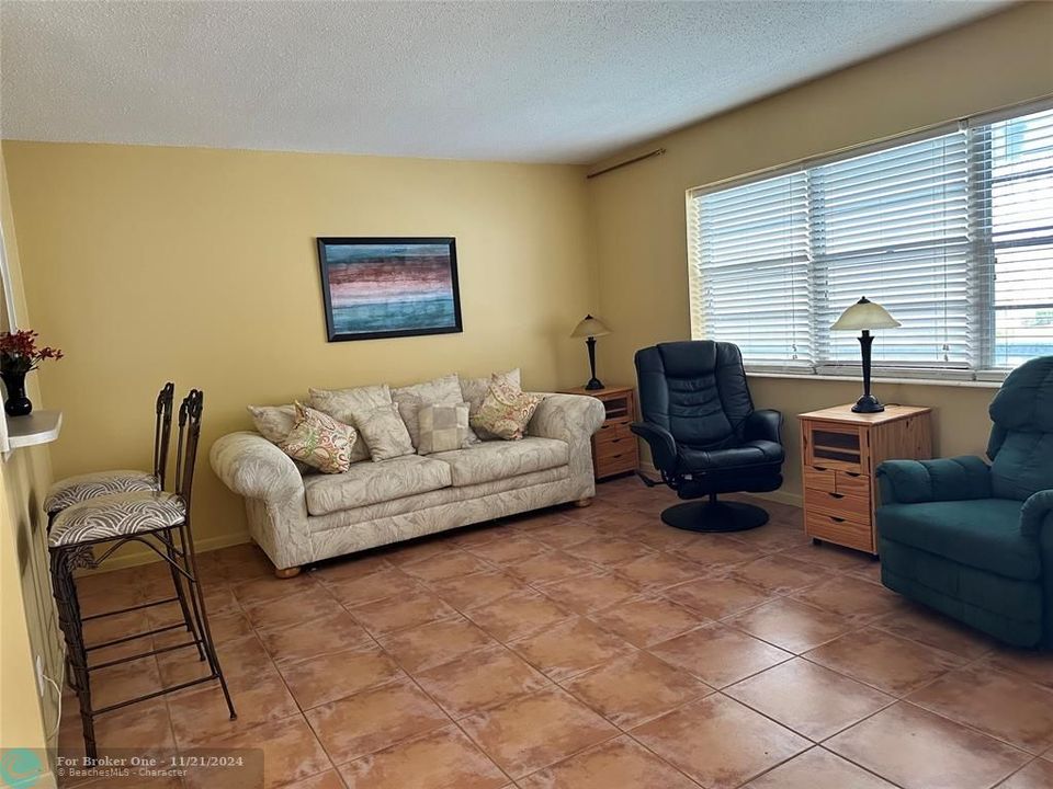 For Sale: $90,000 (1 beds, 1 baths, 706 Square Feet)