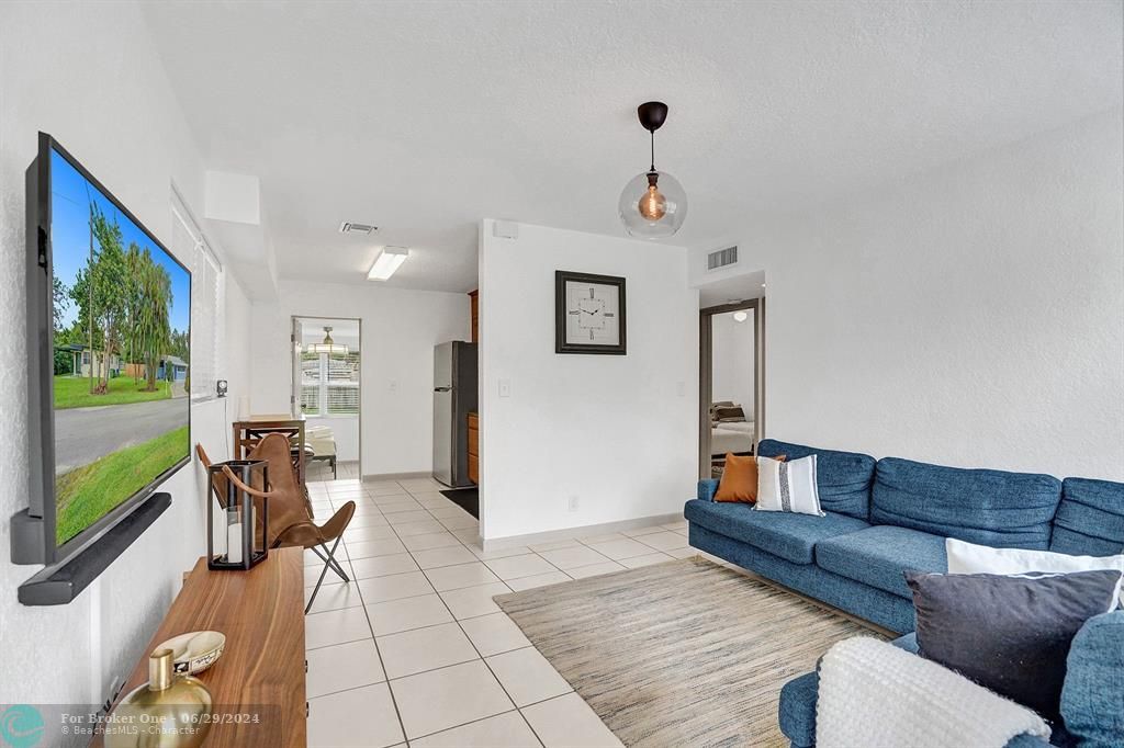 For Rent: $3,300 (2 beds, 1 baths, 841 Square Feet)