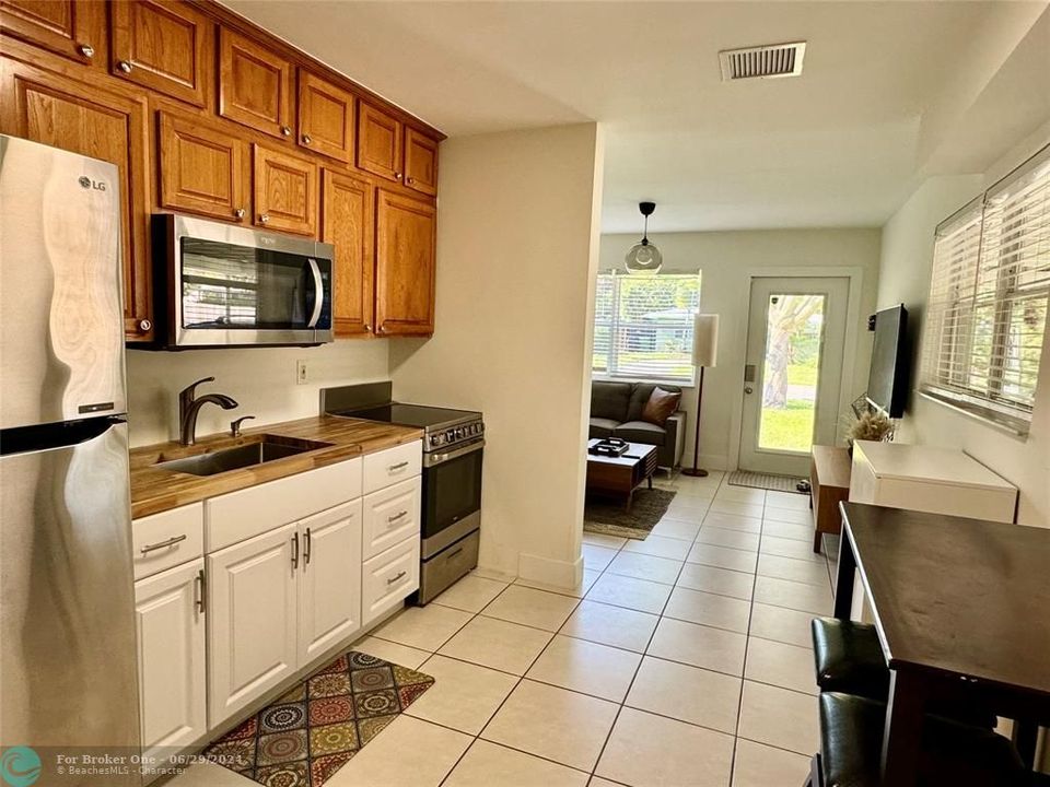 For Rent: $3,300 (2 beds, 1 baths, 841 Square Feet)