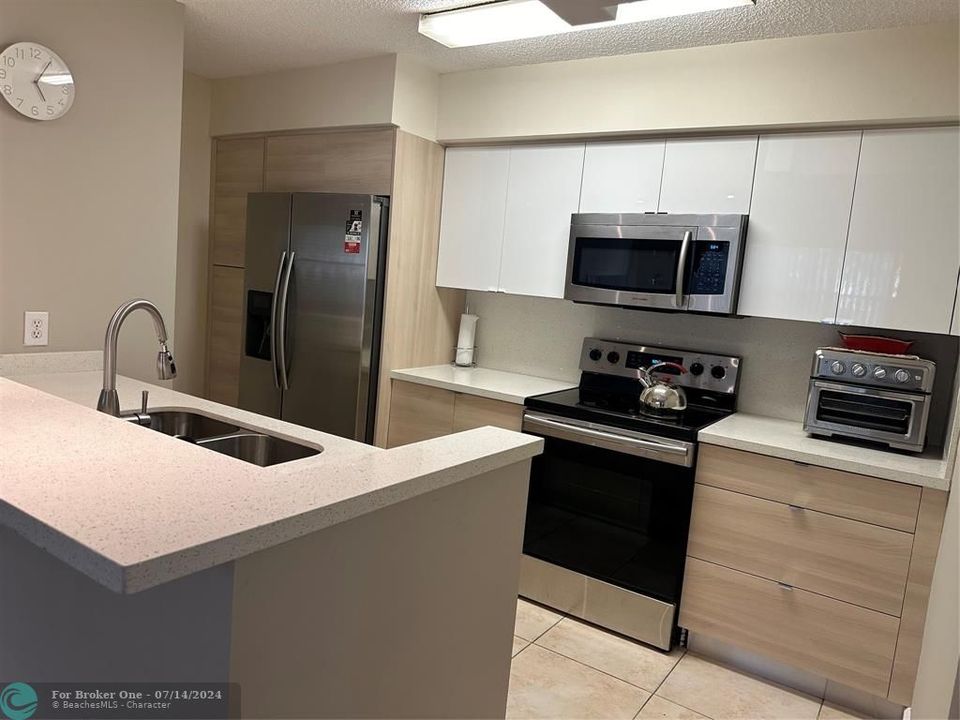 For Rent: $2,000 (1 beds, 1 baths, 841 Square Feet)