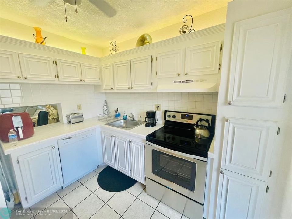 For Sale: $147,900 (2 beds, 2 baths, 1030 Square Feet)