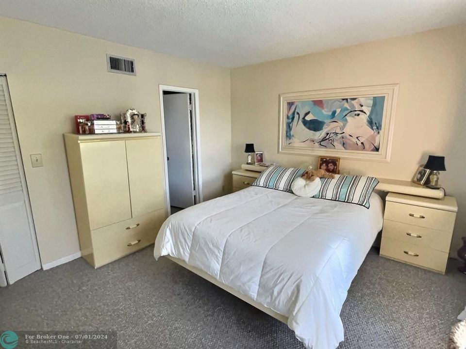 Active With Contract: $147,900 (2 beds, 2 baths, 1030 Square Feet)