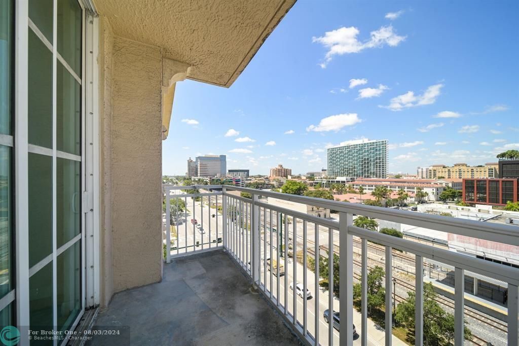 For Rent: $2,600 (1 beds, 1 baths, 741 Square Feet)