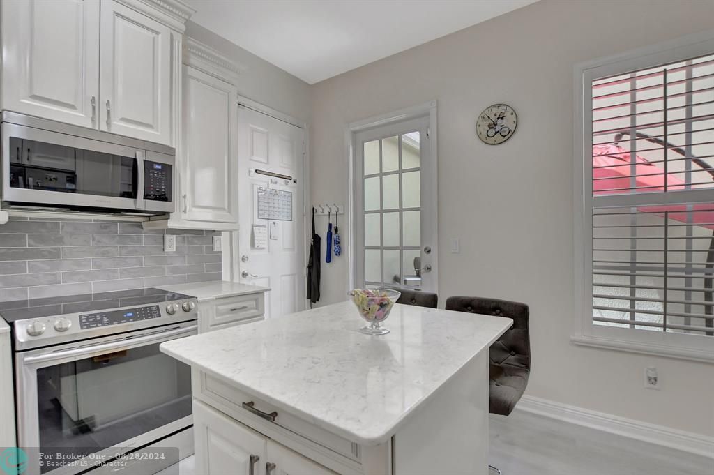 Active With Contract: $3,800 (2 beds, 2 baths, 1658 Square Feet)