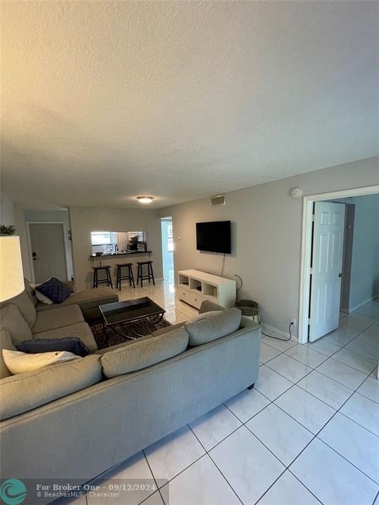 Active With Contract: $2,500 (2 beds, 2 baths, 920 Square Feet)