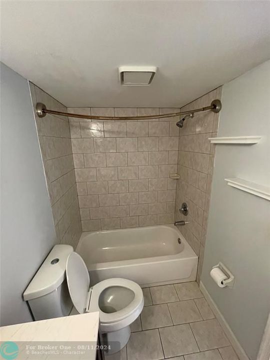 Active With Contract: $2,500 (2 beds, 2 baths, 920 Square Feet)