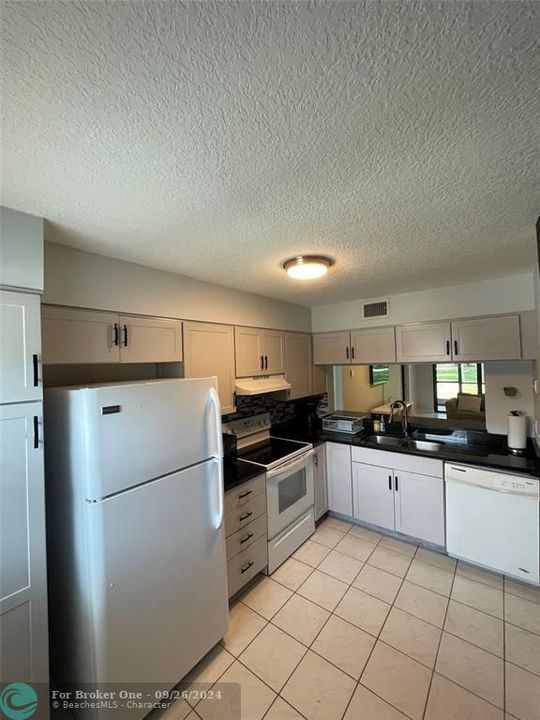 Active With Contract: $2,500 (2 beds, 2 baths, 920 Square Feet)