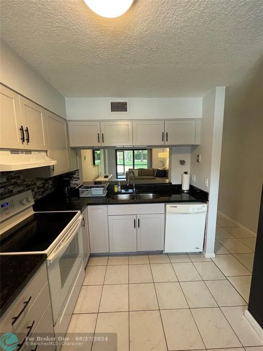 Active With Contract: $2,500 (2 beds, 2 baths, 920 Square Feet)