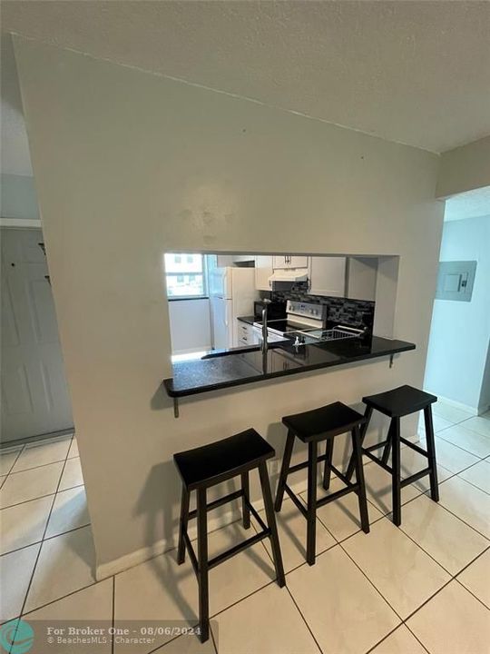 Active With Contract: $2,500 (2 beds, 2 baths, 920 Square Feet)