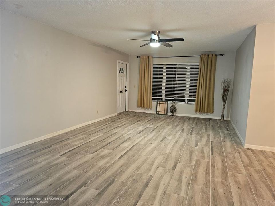 For Sale: $157,500 (1 beds, 1 baths, 1122 Square Feet)