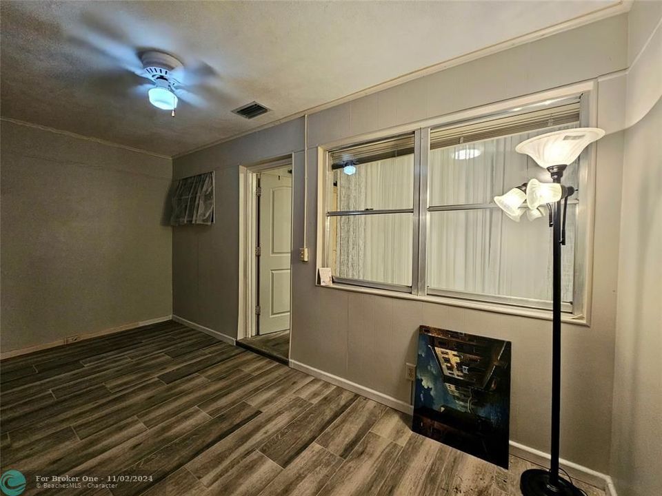 For Sale: $157,500 (1 beds, 1 baths, 1122 Square Feet)