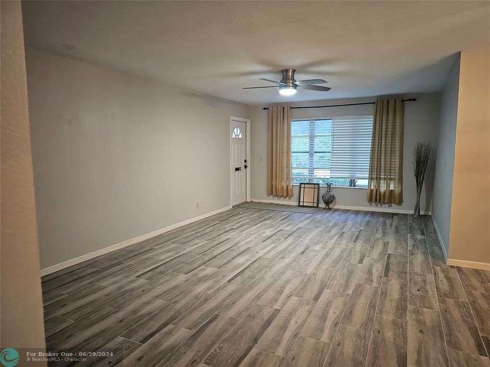 For Sale: $157,500 (1 beds, 1 baths, 1122 Square Feet)