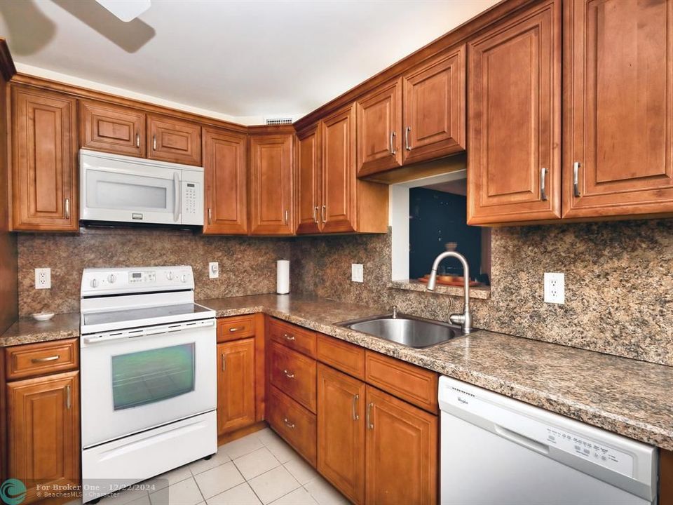 Active With Contract: $159,900 (2 beds, 2 baths, 1360 Square Feet)