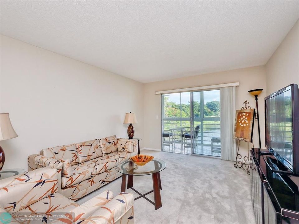 Active With Contract: $159,900 (2 beds, 2 baths, 1360 Square Feet)