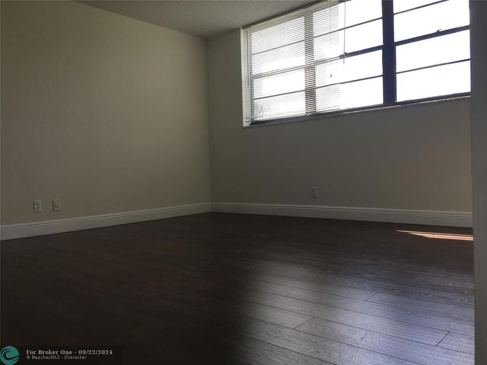 Active With Contract: $2,100 (2 beds, 2 baths, 1050 Square Feet)