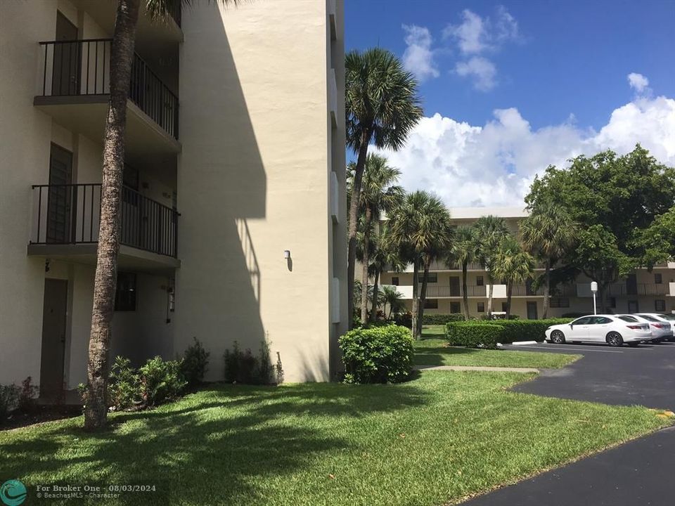 Active With Contract: $2,100 (2 beds, 2 baths, 1050 Square Feet)