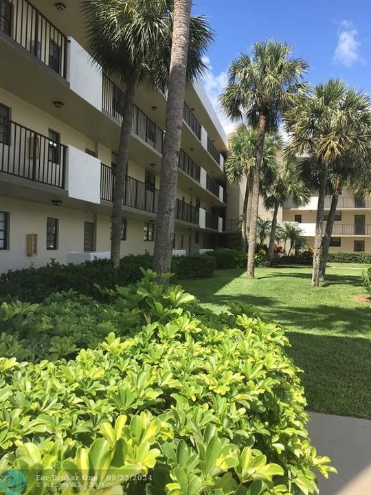 Active With Contract: $2,100 (2 beds, 2 baths, 1050 Square Feet)